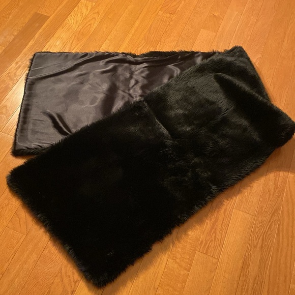 Faux Fur Shoulder Wrap 80” long & 20”Wide. Also can be used as bed accessory - Picture 6 of 6